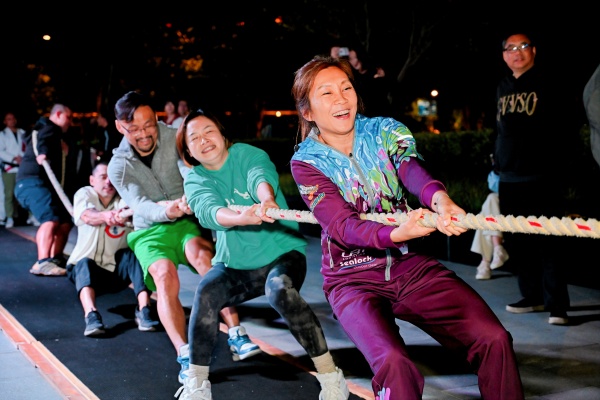 夜拔苏河,潮聚静安!城市水岸拔(bá)河(hé)赛(sài)传递城市生活新理念